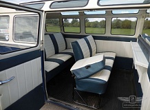 ретро автомобиль Volkswagen T1 Samba Bus