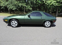 ретро автомобиль Porsche 928