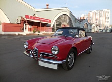 ретро автомобиль Alfa Romeo Giulia Spider Pininfarina 