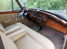 ретро автомобиль ROLLS-ROYCE SILVER CLOUD