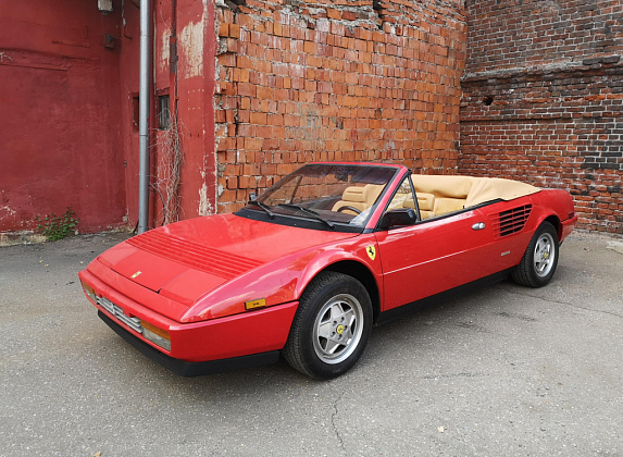 ретро автомобиль Ferrari Mondial 3.2 Cabriolet
