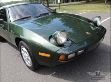ретро автомобиль Porsche 928