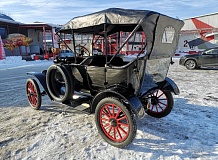 ретро автомобиль Ford model T Touring Phaeton