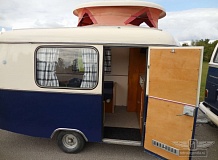 ретро автомобиль Volkswagen T1 Samba Bus