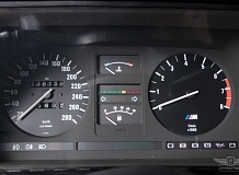 ретро автомобиль BMW 635CSi M