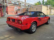 ретро автомобиль Ferrari Mondial 3.2 Cabriolet