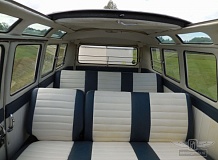 ретро автомобиль Volkswagen T1 Samba Bus