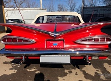 ретро автомобиль Chevrolet Impala Convertible