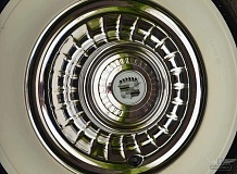 ретро автомобиль Cadillac DeVille Coupe