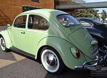 ретро автомобиль Volkswagen Beetle
