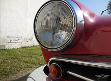 ретро автомобиль Alfa Romeo Giulia Spider Pininfarina 