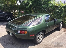 ретро автомобиль Porsche 928