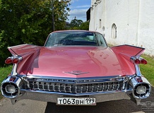 ретро автомобиль Cadillac DeVille Coupe