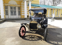 ретро автомобиль Ford model T Touring Phaeton