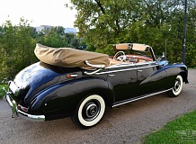 ретро автомобиль Mercedes-Benz 300 Cabriolet