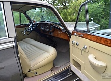 ретро автомобиль ROLLS-ROYCE SILVER CLOUD