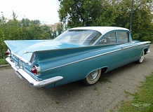 ретро автомобиль Buick LeSabre Coupe