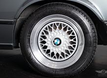 ретро автомобиль BMW 635CSi M