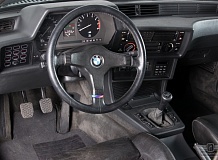 ретро автомобиль BMW 635CSi M
