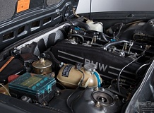 ретро автомобиль BMW 635CSi M
