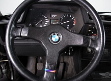 ретро автомобиль BMW 635CSi M