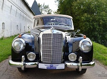 ретро автомобиль Mercedes-Benz 300 Cabriolet
