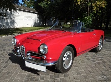 ретро автомобиль Alfa Romeo Giulia Spider Pininfarina 