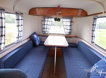 ретро автомобиль Volkswagen T1 Samba Bus