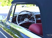 ретро автомобиль Mercedes-Benz 220S Cabrio